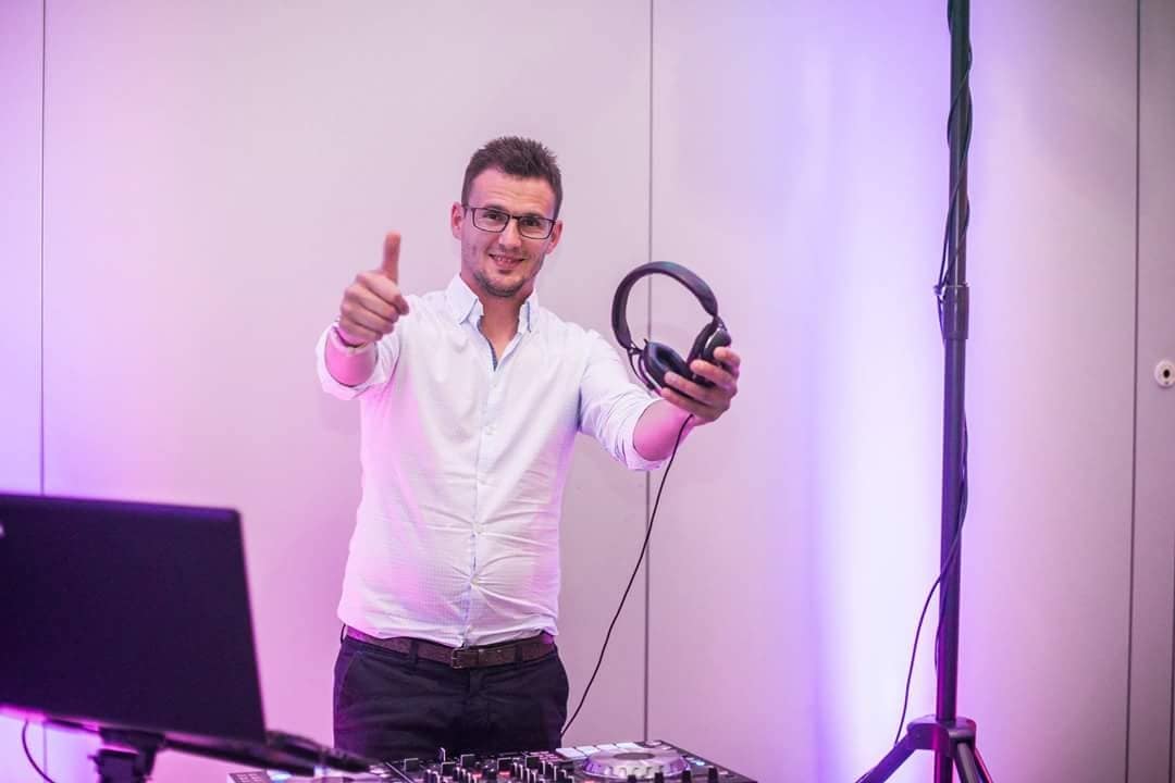 Dj Zate + foto stojnica