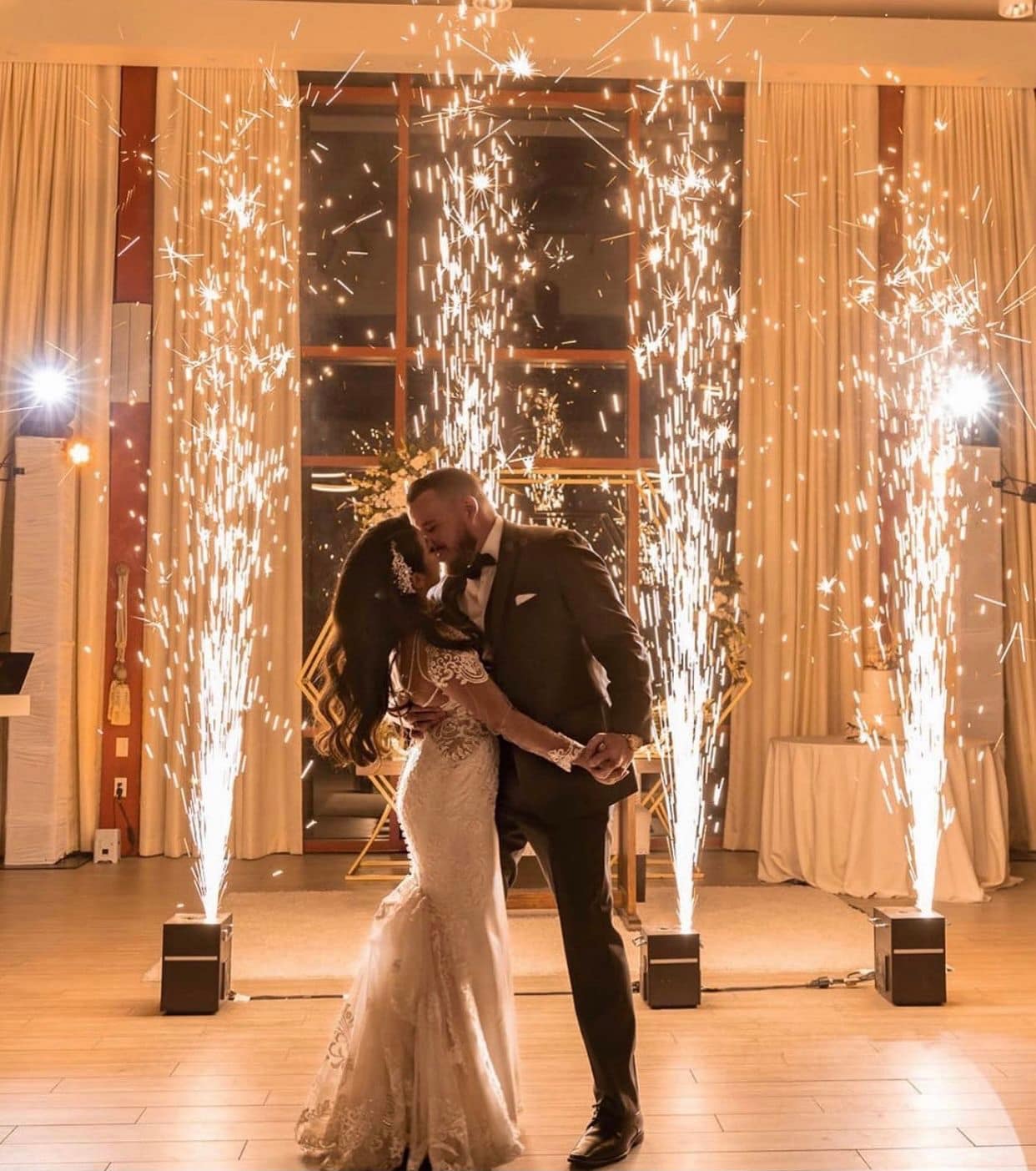 Naprave za hladne iskrice, par na plesišču