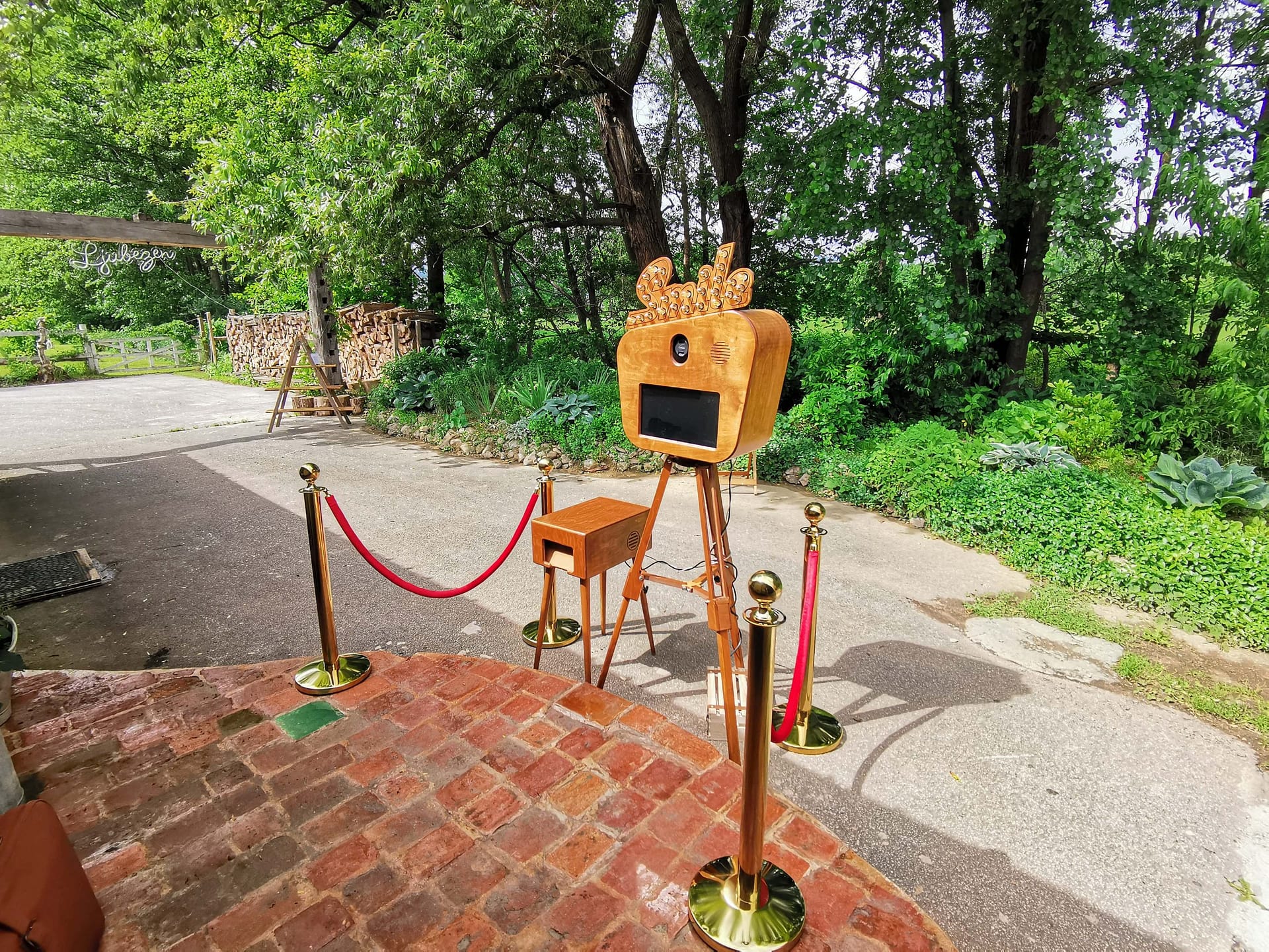 Foto stojnica in rekviziti za slikanje na poroki