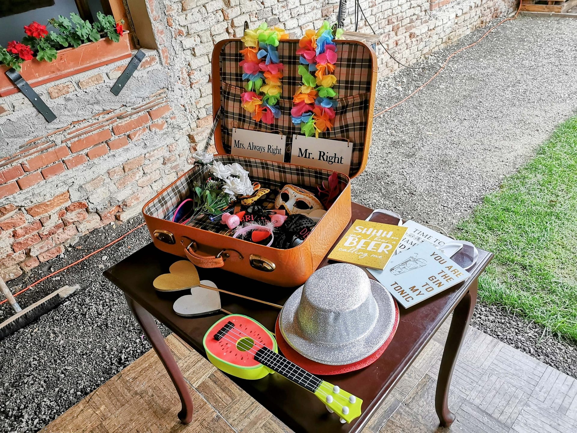 Foto stojnica in rekviziti za slikanje na poroki