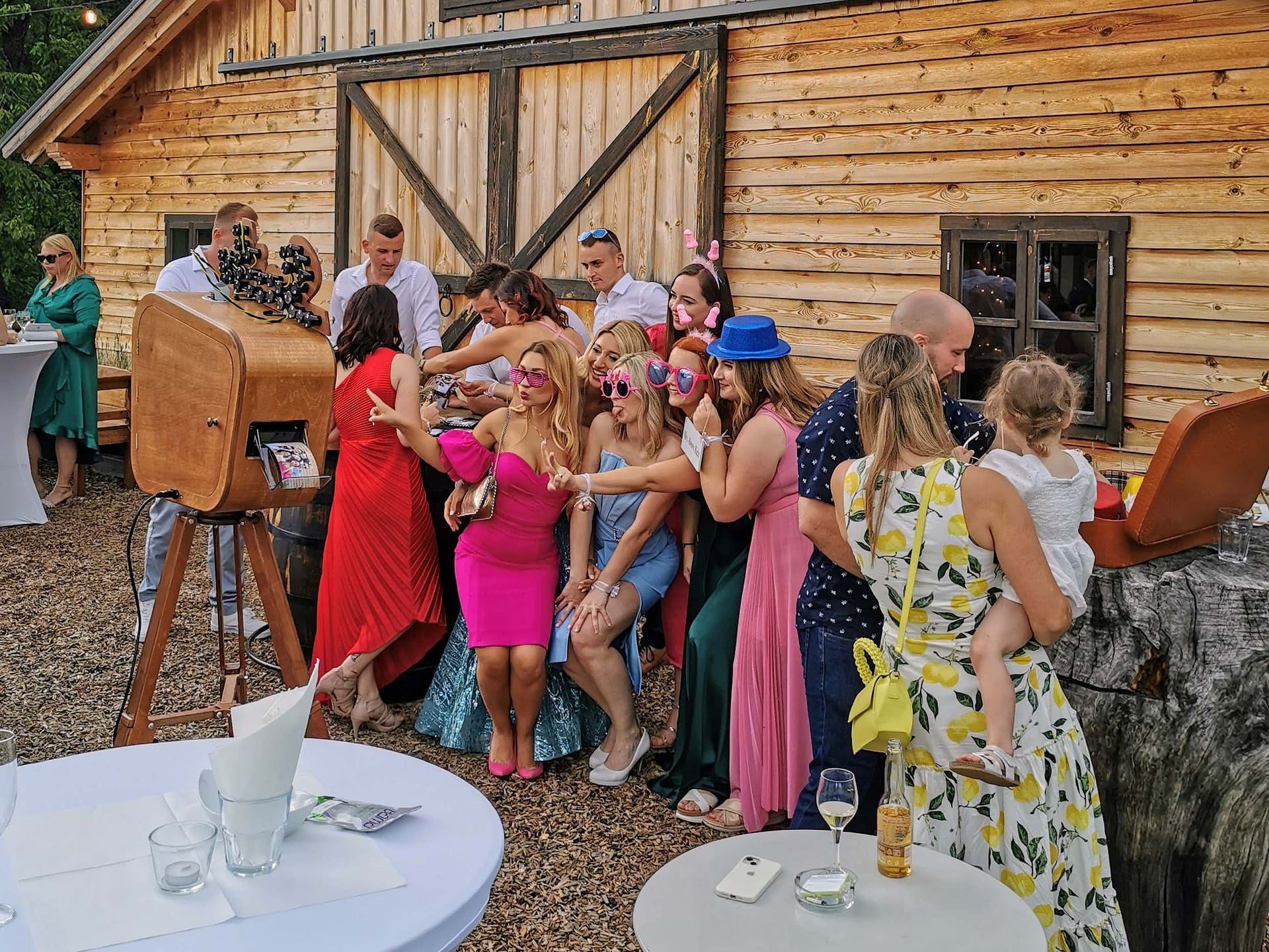 Foto stojnica in rekviziti za slikanje na poroki