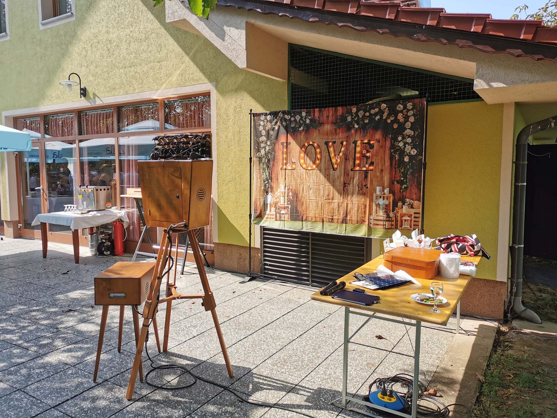 Foto stojnica in rekviziti za slikanje na poroki