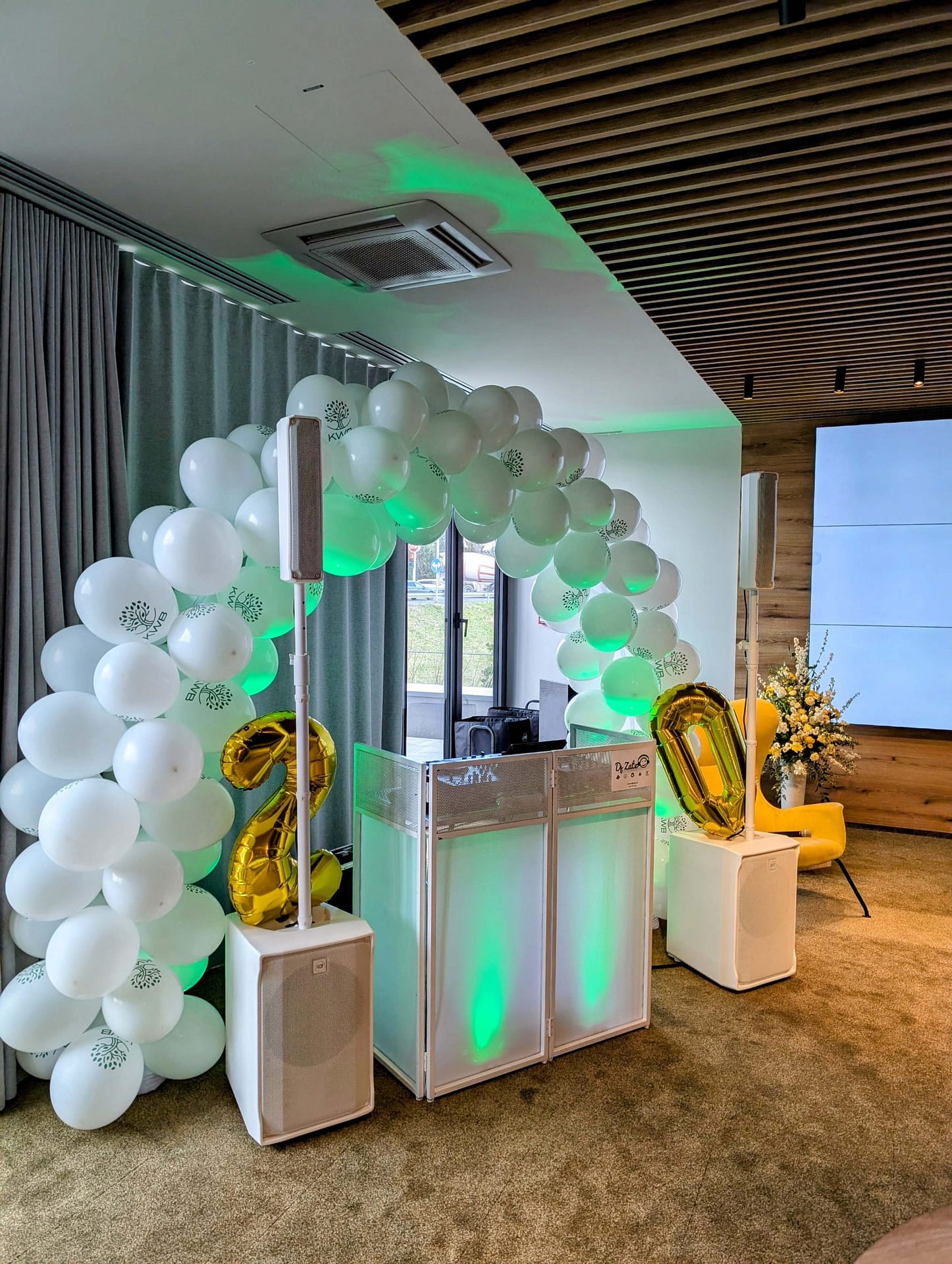 Dj Zate bela postavitev + foto stojnica